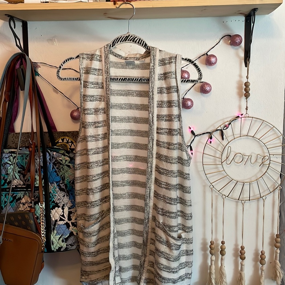 Sleeveless Cardigan With Pockets Strpied